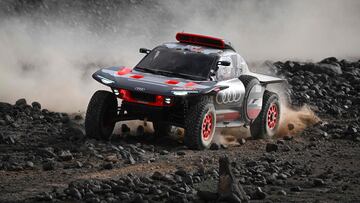 Team Audi Sport's Spanish driver Carlos Sainz and his Spanish co-driver Lucas Cruz steer their car during the stage 8 of the 2024 Dakar Rally, between Al Duwadimi and Hail, Saudi Arabia, on January 15, 2024. (Photo by PATRICK HERTZOG / AFP)