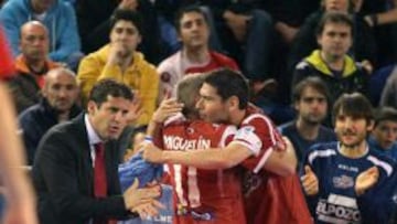 Duda aplaude mientras Miguel&iacute;n y Kike celebran un gol en la Copa de Espa&ntilde;a.