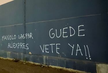 Pintadas contra Guede y la c¨²pula del M¨¢laga en La Rosaleda