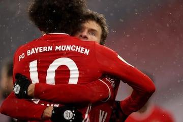 MUNICH, GERMANY - JANUARY 17: Thomas Müller of FC Bayern Muenchen celebrates scoring the 2nd team goal with his team mate Leroy Sane during the Bundesliga match between FC Bayern Muenchen and Sport-Club Freiburg