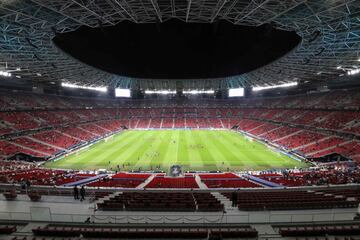 Aficionados en el Puskas Arena en Budapest, Hungría.