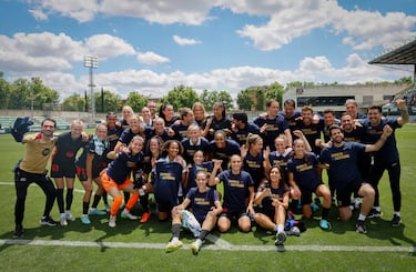 La jugadoras del Fútbol Club Barcelona Femenino celebrando el campeonato de liga sobre el terreno de juego de la Ciudad Deportiva Luis del Sol.