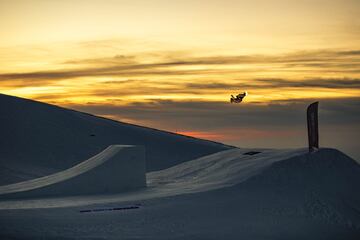 Sesión de saltos al atardecer en el Snowpark Sulayr, en Sierra Nevada, durante el Día de Andalucía 2019.