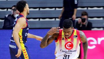 Andorra La Vieja, 11/12/2020.- El escolta estadounidense del Casademont Zaragoza, Dylan Ennis, celebra un triple durante el partido aplazado de la novena jornada de la Liga Endesa entre el MoraBanc Andorra y el Casademont Zaragoza, este viernes en el Poliesportiu d&#039;Andorra. EFE/Fernando Galindo