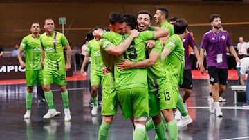 Los jugadores del Mallorca Palma Futsal celebran su victoria ante el Sporting de Lisboa, al término de la final de la Liga de Campeones de fútbol sala.