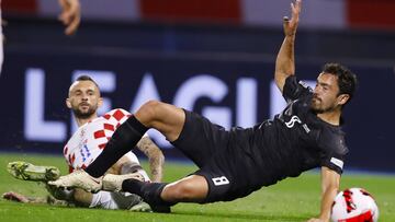 El sevillista Thomas Delaney pelea un balón con Brozovic en Zagreb. EFE/ANTONIO BAT