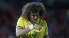 David Luiz tuvo que salir por lesi&oacute;n en el primer tiempo ante Chile.