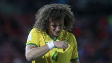 David Luiz tuvo que salir por lesión en el primer tiempo ante Chile.