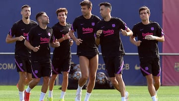 De izquierda a derecha, Alba, Piqué, Busquets y Sergi Roberto, con Lenglet y Riqui Puig al fondo.