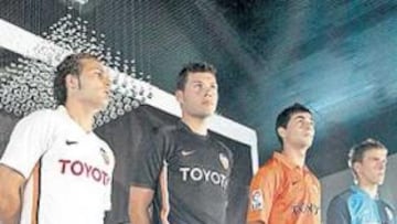 <b>DE ESTRENO. </b>El Valencia desveló ayer sus nuevas equipaciones deportivas.