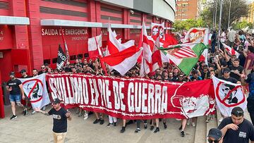 Los aficionados del Sevilla protestan antes del duelo ante el Barcelona.