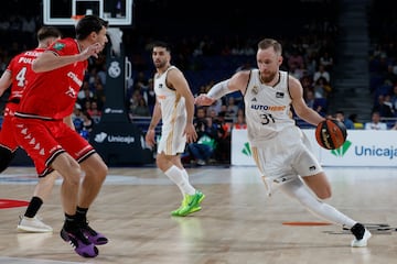 Dzanan Musa (Real Madrid) encara la canasta frente a Pere Tomàs (Covirán Granada).
