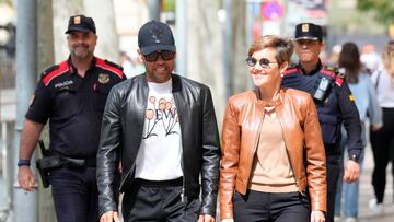 GRAFCAT2209. BARCELONA, 05/04/2024.- El exfutbolista Dani Alves junto a su abogada Inés Guardiola a su salida de la Audiencia de Barcelona tras cumplir con la comparecencia semanal que le impuso el tribunal para dejarlo en libertad provisional tras su condena por violación. EFE/Alejandro García
