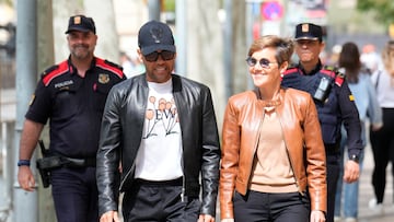 GRAFCAT2209. BARCELONA, 05/04/2024.- El exfutbolista Dani Alves junto a su abogada Inés Guardiola a su salida de la Audiencia de Barcelona tras cumplir con la comparecencia semanal que le impuso el tribunal para dejarlo en libertad provisional tras su condena por violación. EFE/Alejandro García
