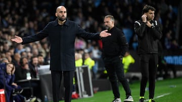 Claudio Giráldez abre los brazos durante el partido ante el Barcelona.