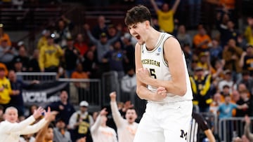 Aday Mara, pívot de Michigan, celebra una canasta ante Tennessee en el Elite 8 del March Madness.