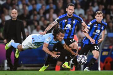 El centrocampista del Inter, Hakan Calhanoglu, con el defensa del Manchester City, Nathan Ake.