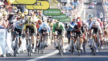 Peter Sagan mete el codo a Wout Van Aert durante el esprint de la und&eacute;cima etapa del Tour de Francia 2020 con final en Poitiers.