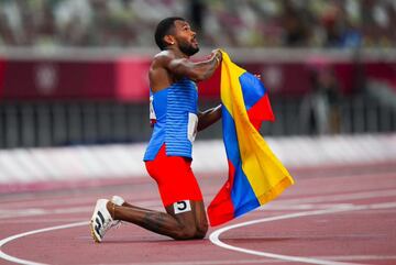 El colombiano se convirtió en el tercer atleta del país en ganar medalla en atletismo en unos Juegos Olímpicos. Es el primer hombre de Sudamérica en lograr un podio en os 400 metros. 