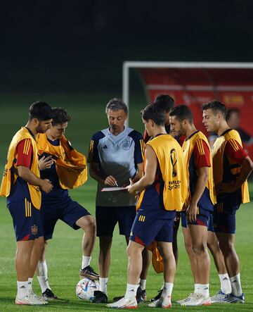 Luis Enrique da instrucciones a un grupo de jugadores durante el entrenamiento de hoy.  