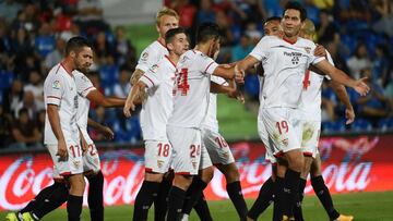 GRA263. GETAFE (MADRID), 27/08/2017.- El centrocampista brasile&ntilde;o del Sevilla Paulo Henrique &quot;Ganso&quot; (d) celebra el gol marcado ante el Getafe, el primero del equipo, durante el partido correspondiente a la segunda jornada de LaLiga Santander disputado hoy en el Coliseum Alfonso P&eacute;rez. EFE/Fernando Villar