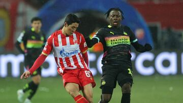 Belgrade (Serbia), 20/01/2025.- Crvena zvezda's Youngwoo Seol (L) and PSV'Äôs Johan Bakayoko in action during the UEFA Champions League soccer match between Crvena zvezda and PSV Eindhoven in Belgrade, Serbia, 21 January 2025. (Liga de Campeones, Belgrado) EFE/EPA/ANDREJ CUKIC
