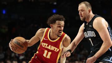 MEX1471.CIUDAD DE MÉXICO (MÉXICO), 09/11/2023.- Joe Ingles (d) de Orlando Magic disputa hoy el balón con Trae Young de Atlanta Hawks, durante un juego de la NBA en la Arena Ciudad de México (México). EFE/José Méndez