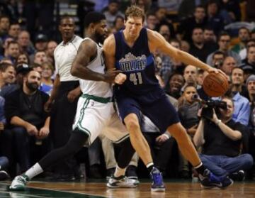 Dirk Nowitzki y Amir Johnson.