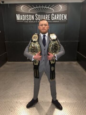 El luchador irlandés posa en su cuenta de Twitter con los dos cinturones de los que es campeón.