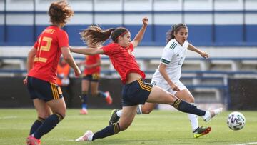 Alba Redondo intenta llegar a un balón ante Kenti Robles.