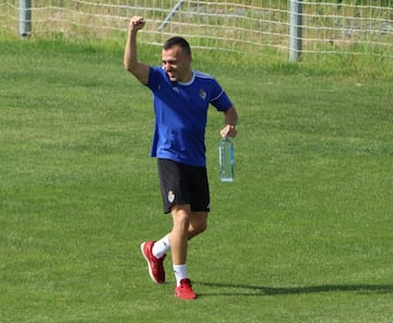 Luis Valcarce está sin equipo tras jugar 105 partidos con el Numancia y 27 con la Ponferradina. El berciano, de 27 años, ha marcado un gol y ha dado nueve asistencias en su carrera.