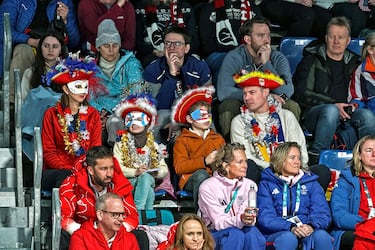 El carnaval dio paso a desfiles, disfraces, fiestas callejeras... Los Juegos Olímpicos de Invierno Milán-Cortina tampoco fueron ajenos a estas celebraciones populares, como muestra la fotografía, en la que un grupo de aficionados enmascarados observan el partido de Curling masculino que enfrentó a la República Checa con Gran Bretaña.