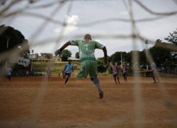 MARZO 2014. Alexandre Toledo, portero de 36 años del Moleque Travesso, se prepara para detener el disparo del rival en el partido amateur ante el Jardim Regina Pirituba en Sao Paulo, Brasil.