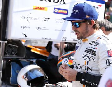 El piloto español Fernando Alonso llega a la última sesión de entrenamientos de las 500 Millas de Indianápolis