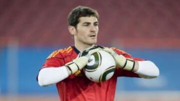 <b>CAMBIO DE CARA. </b>Casillas se ha afeitado la barba un año después de dejársela durante la Copa Confederaciones. Cumplido el plazo que se había fijado, Iker recupera su aspecto más habitual.