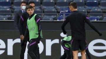 Pedri y Ferran hablan, con Aubameyang de fondo, ayer en el c&eacute;sped del Frankfurt Stadion.