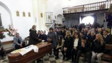 La ermita de la Virgen de la Soledad se quedó pequeña para despedir a Pedro De Felipe.