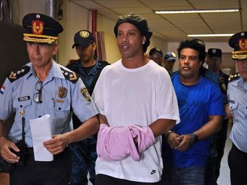 Ronaldinho y su hermano Roberto entraron en la cárcel en Asunción, Paraguay. El delito que se les imputó a ambos fue falsedad documental por intentar entrar en Paraguay con un pasaporte ilegal.