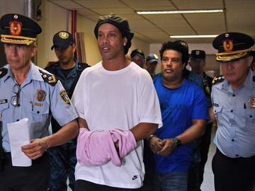 Ronaldinho y su hermano Roberto entraron en la cárcel en Asunción, Paraguay. El delito que se les imputó a ambos fue falsedad documental por intentar entrar en Paraguay con un pasaporte ilegal.