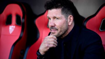 Atletico Madrid's Argentinian coach Diego Simeone looks on before the Spanish League football match between Sevilla FC and Club Atletico de Madrid at the Ramon Sanchez Pizjuan stadium in Seville on October 1, 2022. (Photo by CRISTINA QUICLER / AFP)