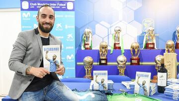 Ricardinho present¨® su libro: "En el f¨²tbol sala faltan ¨ªdolos"