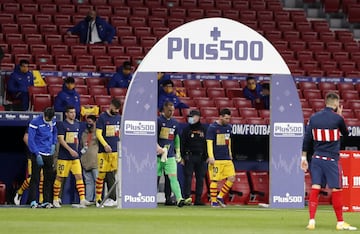 Los jugadores del Barcelona salieron al terreno de juego con una camiseta en apoyo al lesionados Ansu Fati.