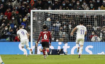 1-0. Karim Benzema marca el primer gol de penalti.