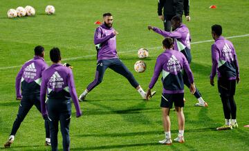 Benzema trata de llegar a un balón en uno de los rondos.