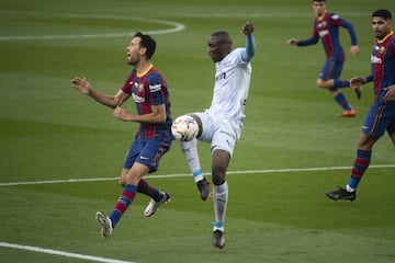 El central francés chocó con el mediocentro de Badía pero el colegiado Hernández Hernández señaló mano del internacional español.