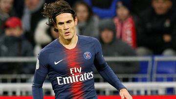 Cavani, en el Lyon-PSG de la Ligue 1. Su club podría venderle. Y el Atlético aprovechar para ficharle.