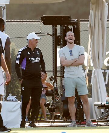 Ancelotti charla con Bale. 