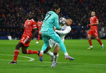 El delantero francés fue con todo a por el balón, pero el portero suizo llegó un poco antes, sin que le diera tiempo a frenarse. El árbitro pitó falta y ambos jugadores se dieron la mano, como señal de deportividad.