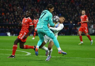 El delantero francés fue con todo a por el balón, pero el portero suizo llegó un poco antes, sin que le diera tiempo a frenarse. El árbitro pitó falta y ambos jugadores se dieron la mano, como señal de deportividad.