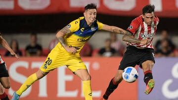 Chile's Everton Rodrigo Echeverria (L) and Argentina's Estudiantes de la Plata Emmanuel Mas (R) vie for the ball during their Copa Libertadores third round second leg football match at the Jorge Luis Hirschi stadium in La Plata, Argentina on March 16, 2022. (Photo by Juan Mabromata / AFP) (Photo by JUAN MABROMATA/AFP via Getty Images)